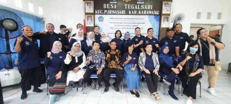 Mahasiswa MAB URIDO dan para dosen PKM di Tegalsari, Karawang (dok Urindo)