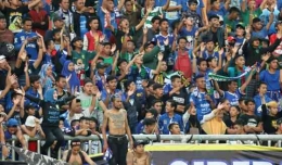 Bobotoh suporter fanatik Persib Bandung yang selalu setia mendukung tim kesayangannya dimanapun bertanding. Sumber foto : Jawapos.com