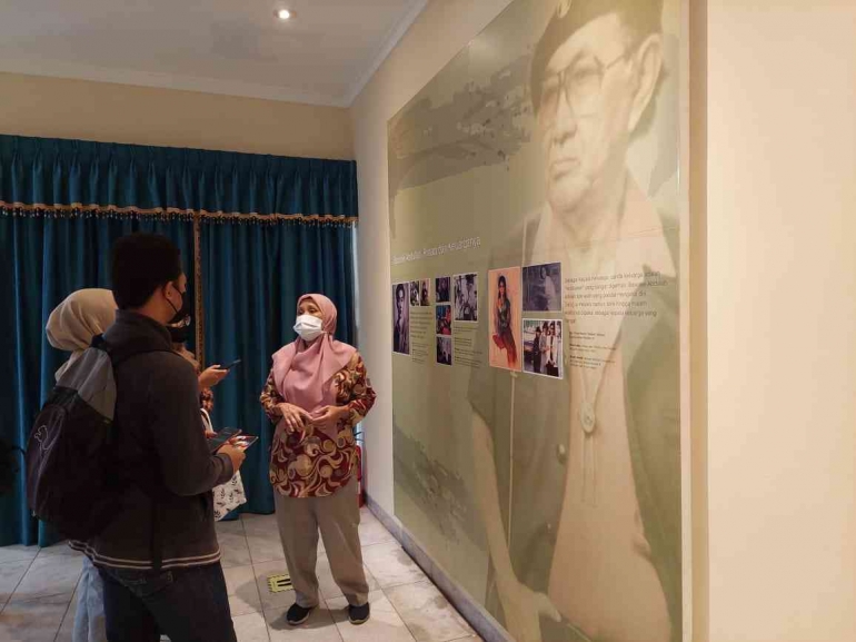 Pemandu Pengunjung Museum Basoeki Abdullah -Ibu Tuti Sukmawati/dokpri