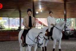 Gambar 8: Prabowo sedang mengajari Gibran menunggang kuda Sabtu 18 Juni 2022 (Foto: Antaranews.com) 