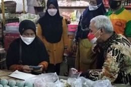 Ganjar Pranowo berbincang dengan pedagang mengenai bantuan tunai yang diberikan oleh Presiden Jokowi di Pasar Hardjodaksino (Fristin Intan/Kompas.com)