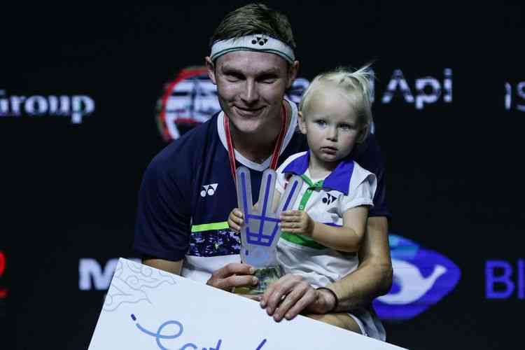 Viktor Axelsen bersama Vega, putrinya, usai merengkuh gelar Indonesia Open 2022, Minggu (19/6/2022): KOMPAS.com/KRISTIANTO PURNOMO