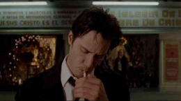 Di dalam film, Constantine sampai batuk berdarah karena rokok (sumber: Slash film) 