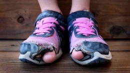 Seseorang Menggunakan Sepatu Bolong | Sumber Klikdokter