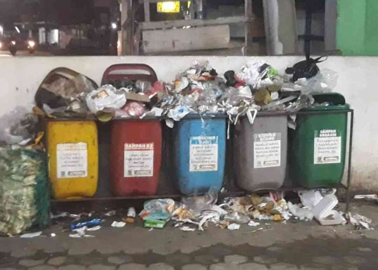Tempat sampah mubadzir, akibat Pasal 12,13 dan 45 UUPS tidak dijalankan oleh pemda. Sumber: Dokpri