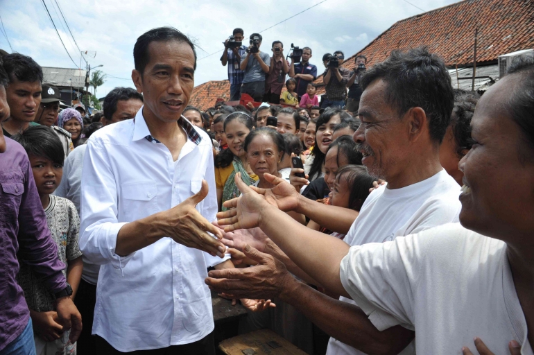 https://id.m.wikipedia.org/wiki/Berkas:Jokowi_blusukan.jpg