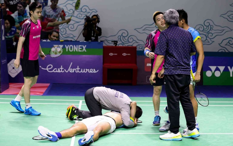 (Pelatih Malaysia Rexy Mainaky Menghibur Rambitan | Dok: bwfworldtour.bwfbadminton.com)