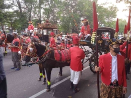 Persiapan para prajurit kraton beserta kereta kencana siap membawa Raja dan Pangeran meniti Jalan Jendral Sudirman | Dokumentasi pribadi