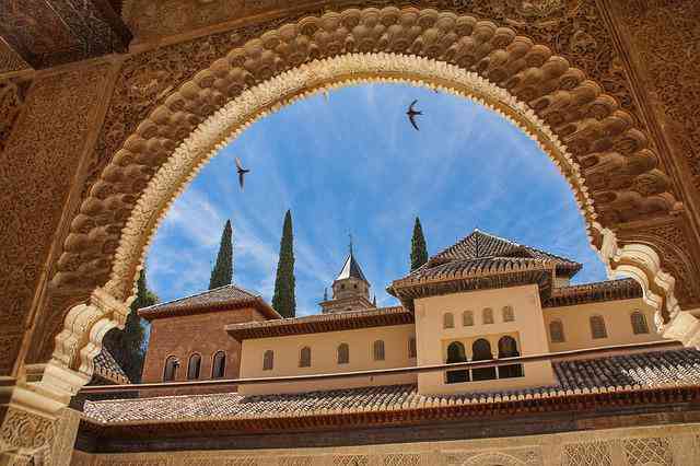 Gambar (Istana Alhambra di Spanyol) oleh Frank Nrnberger dari Pixabay 