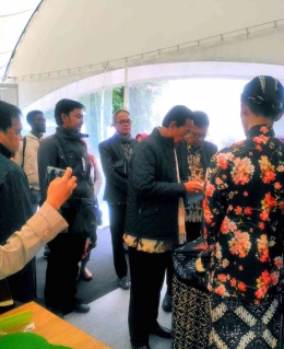 Gubernur DIY Sri Sultan Hamengkubuwono X sedang melihat kerajinan dari Yogyakarta yang hadir di festival ini. Sumber foto: Dokumen pribadi penulis