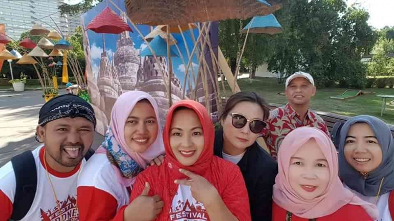 Ibu Magda, Pak Mansyur, Pak Iwan dan tim yang berpartisipasi di festival Indonesia Moskow, Rusia. Sumber foto : Dokumen pribadi