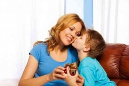 Memberi kado pada anak|foto: Shutterstock via kompas.com