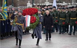 Presiden Rusia Vladimir Putin menghadiri upacara peletakan karangan bunga (Alexey Nikolsky / Sputnik)