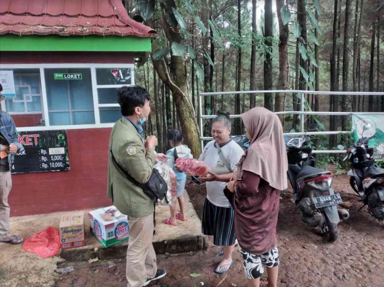 Dokpri: Mahasiswa KKN 98 saat menawarkan produk UMKM Kebondalem kepada pedagang di Wisata Pohon Pinus