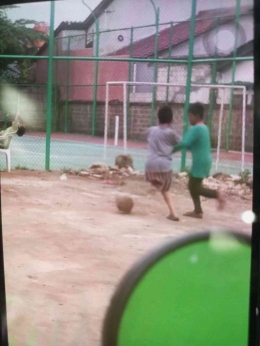 Faisal ketika bermain bola. Foto : dokumentasi @retno_dyah
