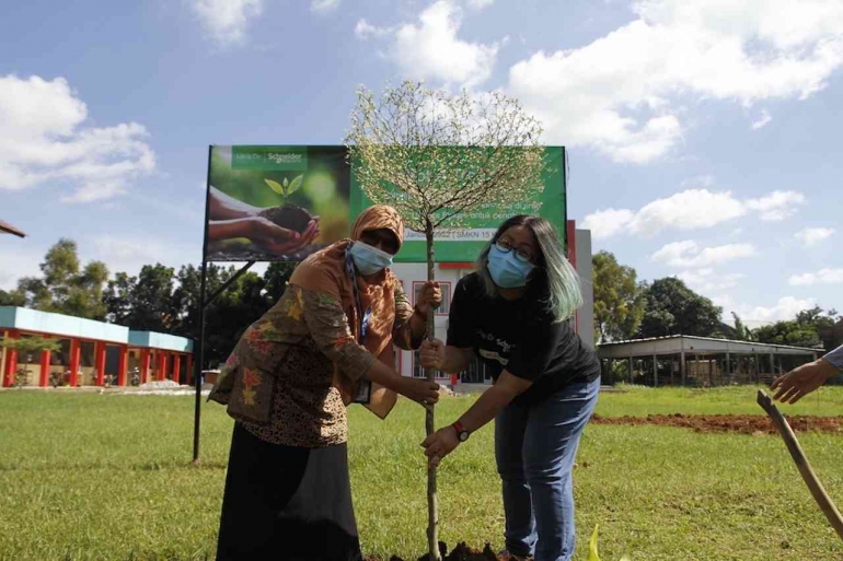 penanaman bibit pohon oleh Ibu Dra. Supriatin dan Ibu Ratri Wuryandari (Dokpri)