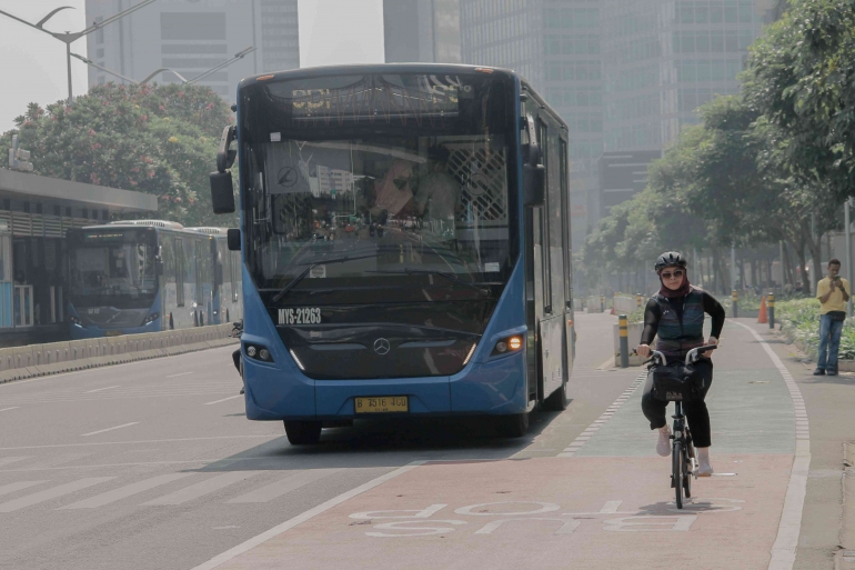 Hari Bebas Kendaraan Bermotor di Jalan Sudirman, Jakarta Selatan. (Jonas/Mahasiswa)     Baca juga: Foto: Suasana  JPO Pinisi Ramai Saat Lebaran 2022   