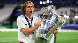 Luka Modric angkat trofi Liga Champions (goal.com)