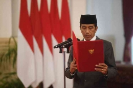 Presiden Joko Widodo membacakan sumpah saat upacara pelantikan menteri dan wakil menteri Kabinet Indonesia Maju. (ANTARA FOTO/AKBAR NUGROHO GUMAY)