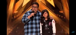 Madison bersama sang ayah bernama Chris diatas panggung America's Got Talent (Foto : tangkap layar video Youtube)