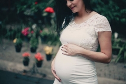 ilustrasi cuti hamil dan melahirkan 6 bulan bagi pekerja perempuan-photo by Garon Piceli from pexels
