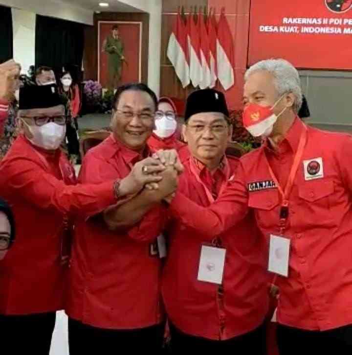 Salam komando Ganjar Pranowo dan Bambang Pacul. (Foto: PDI Perjuangan)
