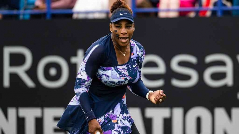 Aksi Serena Williams di turnamen Eastbourne International 2022. (sumber foto: CGTN / CFP)