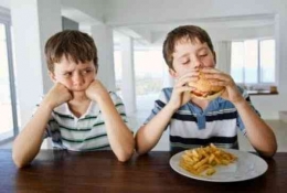 Anak Yang Terlihat Egois Karena Tidak Mau Berbagi Makanan | Sumber Eventkampus.com