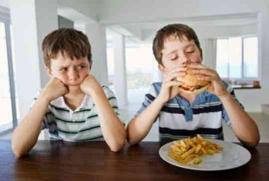 Anak Yang Terlihat Egois Karena Tidak Mau Berbagi Makanan | Sumber Eventkampus.com