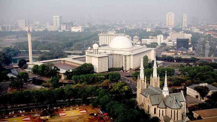 Masjid Istiqlal dan Gereja Katedral Yang Berdekatan | Sumber Harian Haluan