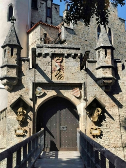 Pintu masuk bangunan istana | foto: HennieOberst 