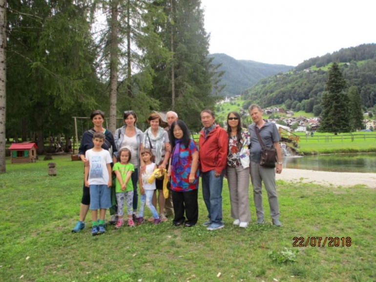 Foto di Italia bersama adik dan ipar serta teman teman dok pribadi