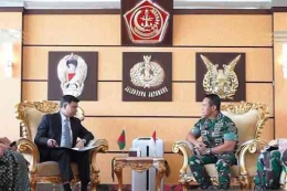 Dubes Bangladesh untuk Indonesia Mohammad Mostafizur Rahman (kiri) bertemu dengan Panglima TNI Jend. Andika Perkasa baru-baru ini. | Sumber: Antara