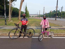 Gowes di GBK bersama suami. Dokumen pribadi.