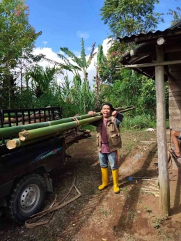 Dok. Pribadi: Mengangkut Bambu/buluh lemang
