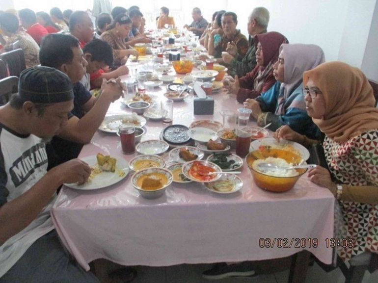 ket.foto : makan bersama di Padang, 85 orang yang hadir/dokumentasi pribadi