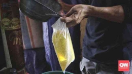 Ilustrasi minyak goreng curah yang ditimbang. Sumber: CNN Indonesia/Adhi Wicaksono