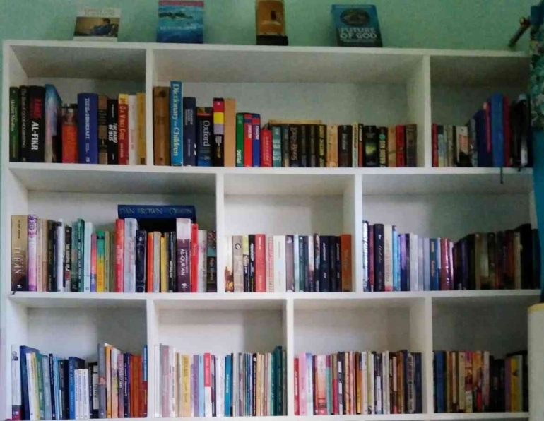 Rak buku dengan berbagai jenis buku. (Foto: dok. pribadi)