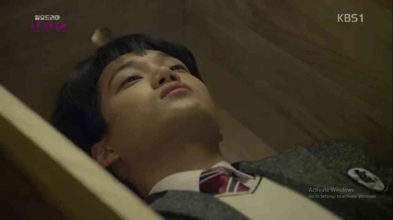 Kai sebagai Lee Shi Kyung berbaring di dalam peti mati. (Tangkapan layar/KbsDrama)