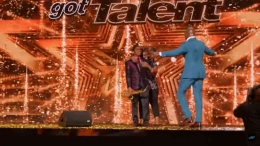Momen Terry Crews menghampiri Avery Dixon bersama ibunya di atas panggung America's Got Talent  (Foto : tangkap layar smarphone pribadi)
