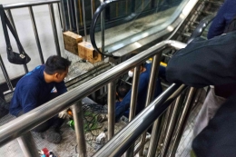 Perbaikan eskalator Stasiun Manggarai yang rusak beberapa waktu lalu (foto by widikurniawan)