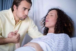Dalam RUU KIA juga diatur cuti bagi suami yang mendampingi istri melahirkan selama 40 hari. | sumber: kompas.com