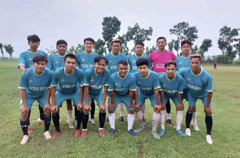 Pemain Intan Jaya FC saat uji coba vs Gempac FC, Rabu (22/6/2022). ( Foto: Instagram/@intanjaya.fc)
