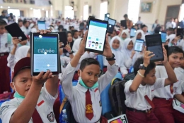 Program Kemendikbudristek dengan digitalisasi sekolah, tidak lain dalam rangka mendorong peningkatan mutu pendidikan kita. Sumber :Kemendikbud.go.id