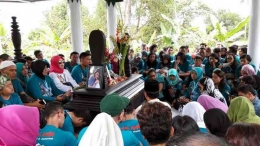 Nike Ardilla Fans Club, berziarah ke makam Nike Ardilla di Ciamis, Jawa Barat/ Foto: Harian Metro