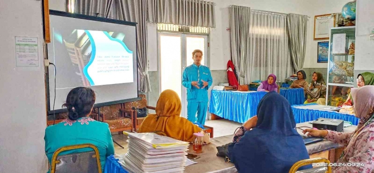 Sesi berbagi informasi tentang Kurikulum Merdeka dengan sesama guru dan Kepala Sekolah (Foto Akbar Pitopang)