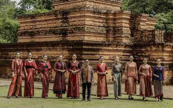 Peragaan busana batik Jambi, Sumber foto https://www.portonews.com/2020/keuangan-dan-portfolio/pariwisata/wignyo-rahadi-gelar-peragaan-busana-batik-jambi-di-situs-bersejarah/