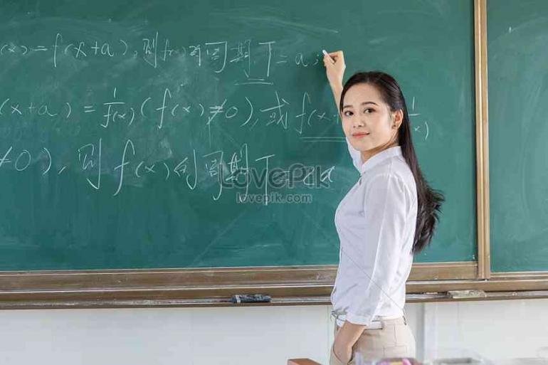 Guru mengajar dengan media papan tulis. Siapa yang tak jatuh cinta pada papan tulis jika begini?  (Foto: lovepik.com)