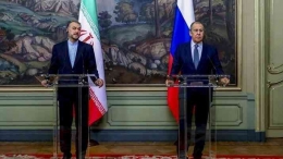Menlu Rusia Sergey Lavrov (kanan) dan Menlu Iran Hossein Amir-Abdollahian (kiri) pada pertemuan 8 Februari 2022. (Foto file - Anadolu Agency)