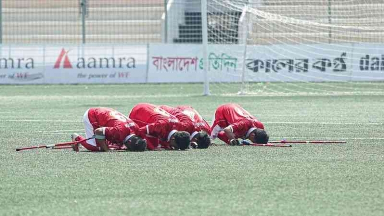 Para pemain timnas Garuda Inaf melakukan sujud syukur di Bangladesh. FOTO: Persatuan Sepak Bola Amputasi Indonesia (PSAI)